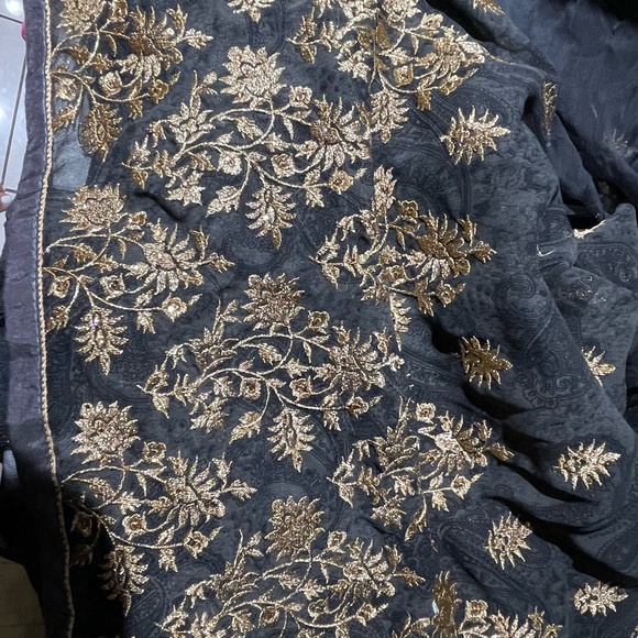 Beautiful indian suit with matching dupatta - Picture 4 of 4